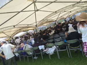 多くの遺族の方が、先祖を偲び訪れています。