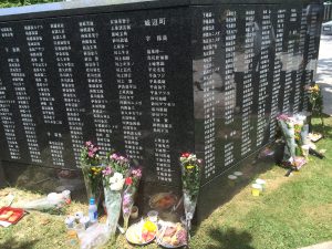 遺族の方のお供え物が並び、その前で飲食をされる方々も多く目にしました。