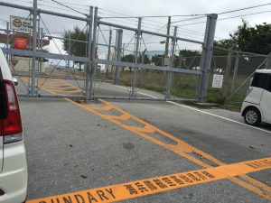 基地のフェンスの向こう側。初めて間近で見て、もっと知りたい、という衝動に駆られました。