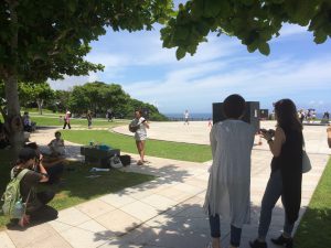 慰霊の日、三振を弾き歌う、若い方の姿もありました。